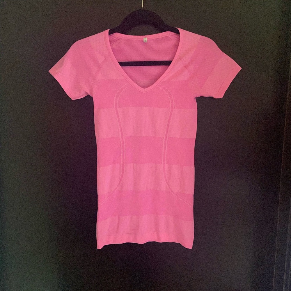 Lululemon Swiftly Tech V-Neck, Size 4